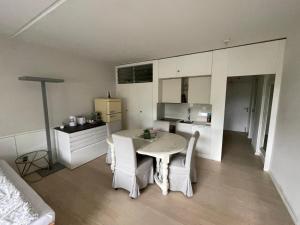 Kuchyň nebo kuchyňský kout v ubytování Wunderschönes Apartment direkt am See, Bissone bei Lugano/Tessin