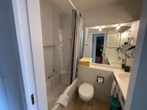 Koupelna v ubytování Wunderschönes Apartment direkt am See, Bissone bei Lugano/Tessin