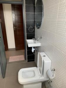 Un baño de Résidence Maëlle fijdrossè togbin