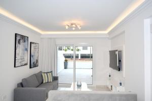 Ruang duduk di 2 Bedroom Apartment, Semeli Complex- by IMH Travel & Tours