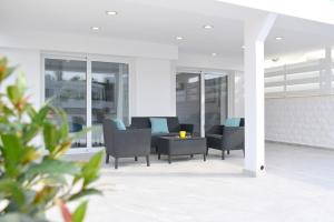 Ruang duduk di 2 Bedroom Apartment, Semeli Complex- by IMH Travel & Tours