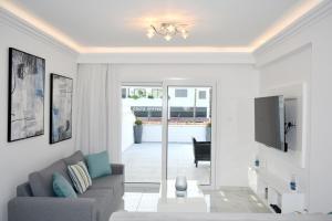 Televisyen dan/atau pusat hiburan di 2 Bedroom Apartment, Semeli Complex- by IMH Travel & Tours