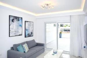 Ruang duduk di 2 Bedroom Apartment, Semeli Complex- by IMH Travel & Tours