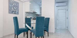 Ruang duduk di 2 Bedroom Apartment, Semeli Complex- by IMH Travel & Tours