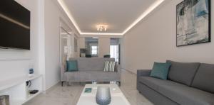 Ruang duduk di 2 Bedroom Apartment, Semeli Complex- by IMH Travel & Tours