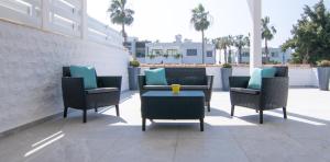 Ruang duduk di 2 Bedroom Apartment, Semeli Complex- by IMH Travel & Tours