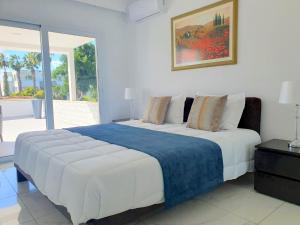 Postel nebo postele na pokoji v ubytování 2 Bedroom Apartment, Semeli Complex- by IMH Travel & Tours