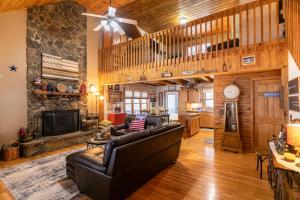 Una sala de estar con un sofá y una chimenea. en Country Life, en Vilas