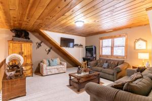 una sala de estar con muebles y techo de madera. en Country Life, en Vilas