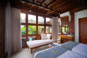 蓝梦岛Moin Villa Lembongan的有两张床和一扇窗户的卧室