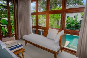 Moin Villa Lembongan内部或周边的泳池