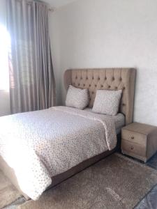 カサブランカにあるAppartement 2 chambre Calme et Sécurisé a casablancaの寝室に枕が2つ置かれたベッド +9枚の写真