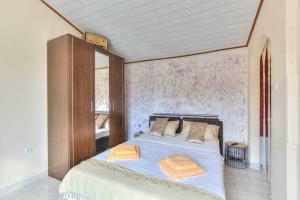 une chambre avec un lit avec deux serviettes dessus dans l'établissement Holiday House Pan Franko by aneo travel, à Bribir 30 autres photos