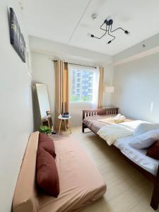 Postel nebo postele na pokoji v ubytování 1 BR condo with private balcony in Taytay + 64 fotografií