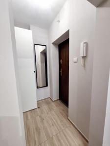 ラドムにあるMieszkanie z dostępem na kodの空廊