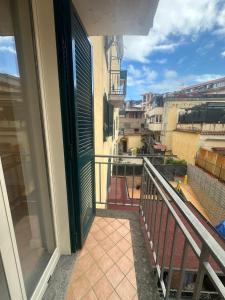 Un balcón con vista a una ciudad en Tre Regine, en Nápoles 27 fotos más