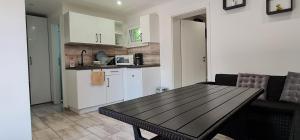 Kuchyňa alebo kuchynka v ubytovaní Picurka Apartman