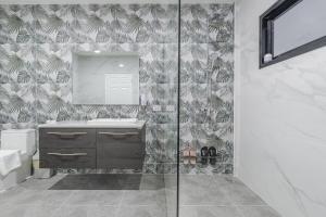Bagno di 芭提雅市中心 现代轻奢 独栋双层泳池别墅 五房六卫 全新 大空间