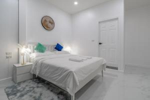 Letto o letti in una camera di 芭提雅市中心 现代轻奢 独栋双层泳池别墅 五房六卫 全新 大空间