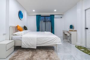 Letto o letti in una camera di 芭提雅市中心 现代轻奢 独栋双层泳池别墅 五房六卫 全新 大空间