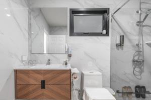 Bagno di 芭提雅市中心 现代轻奢 独栋双层泳池别墅 五房六卫 全新 大空间