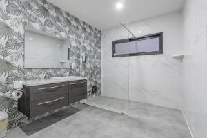 Bagno di 芭提雅市中心 现代轻奢 独栋双层泳池别墅 五房六卫 全新 大空间
