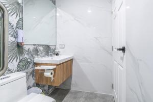 Bagno di 芭提雅市中心 现代轻奢 独栋双层泳池别墅 五房六卫 全新 大空间