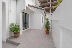 Foto dalla galleria di 芭提雅市中心 现代轻奢 独栋双层泳池别墅 五房六卫 全新 大空间 a Jomtien Beach