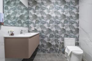 Bagno di 芭提雅市中心 现代轻奢 独栋双层泳池别墅 五房六卫 全新 大空间