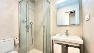 A bathroom at Apartamentos Centro Jardines Még 37 kép