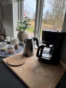 Příslušenství pro přípravu čaje a kávy v ubytování Skattegårdens Gästhus