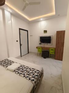 Postel nebo postele na pokoji v ubytování Hotel Modi Palace, Chanderi MP