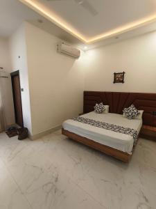 Postel nebo postele na pokoji v ubytování Hotel Modi Palace, Chanderi MP