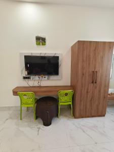 TV a/nebo společenská místnost v ubytování Hotel Modi Palace, Chanderi MP