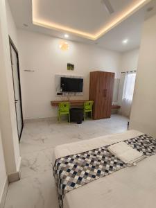 Postel nebo postele na pokoji v ubytování Hotel Modi Palace, Chanderi MP