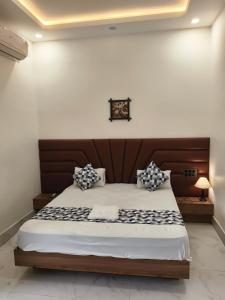 Postel nebo postele na pokoji v ubytování Hotel Modi Palace, Chanderi MP