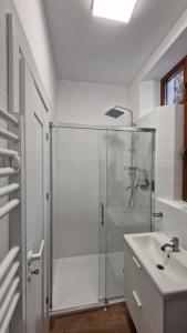 Koupelna v ubytování Cozy Old Town Apartment Eugen Carada Street