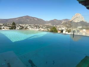 a large swimming pool with mountains in the background at Hotel Villa Peñasco in Bernal