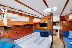 Una pequeña habitación con una cama y un televisor en un barco. en Ventisquero, en Puerto de Tazacorte