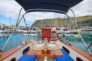 una mesa en la parte delantera de un barco en el agua en Ventisquero, en Puerto de Tazacorte