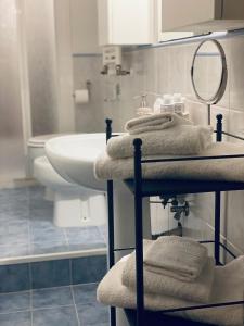 a bathroom with a sink and a pile of towels at La casa di Sophie in Bagno a Ripoli