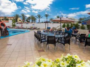 Bazén v ubytování Apartment in Playa de las Americas 1 nebo v jeho okolí