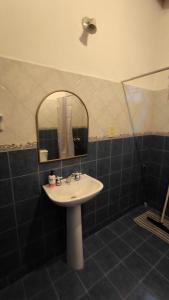 une salle de bain avec un lavabo et un miroir dans l'établissement Cabaña de 1 habitacion en el centro de Choele ideal para 2 personas, à Choele Choel