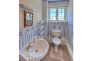 Un baño con bañera, inodoro y lavabo. en Ty Ffynnon, en Abersoch 13 fotos más