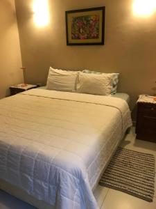 Uma cama ou camas num quarto em Dos ambientes para tres personas