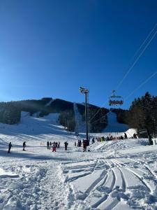 un grupo de personas en una pista de esquí en la nieve en Bjelasnica, en Babin Do 8 fotos más