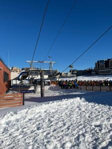 un grupo de personas en un remonte en la nieve en Bjelasnica, en Babin Do