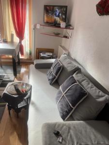 una sala de estar con dos camas y una mesa en Bjelasnica, en Babin Do