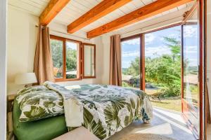 Kama o mga kama sa kuwarto sa Gite la Bonté, chaleureux avec une vue enchantée