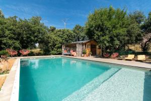 Swimming pool sa o malapit sa Gite la Bonté, chaleureux avec une vue enchantée